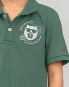 Camiseta tipo polo con perilla funcional para niño