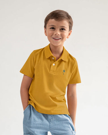 Camiseta tipo polo con perilla funcional para niño#color_847-mostaza