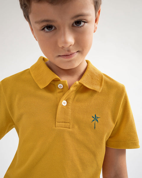 Camiseta tipo polo con perilla funcional para niño#color_847-mostaza