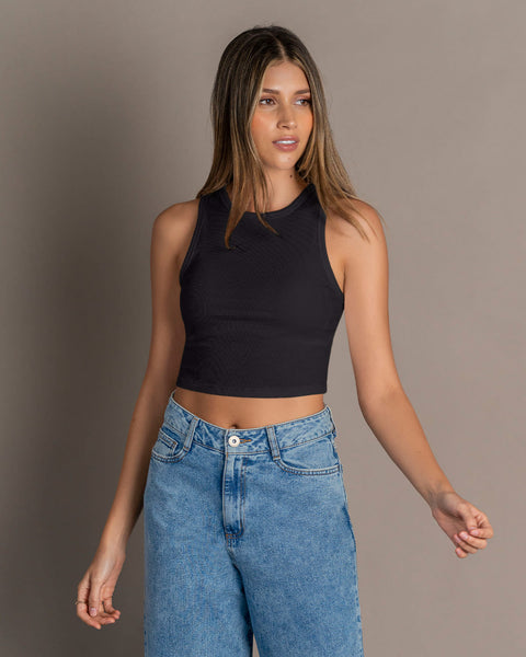 Blusa crop top sin  mangas y cuello redondo#color_700-negro