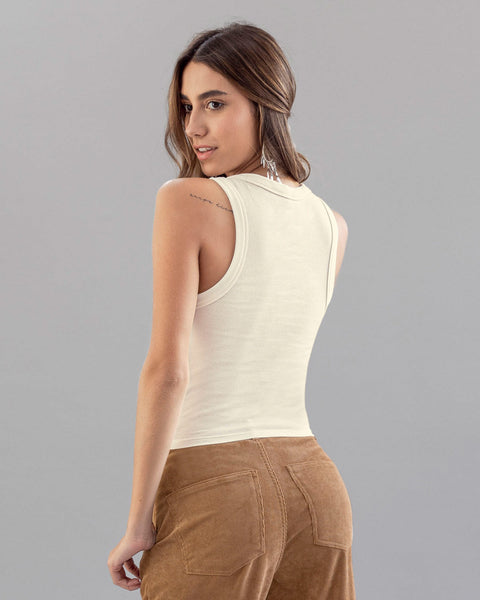 Blusa sin mangas con taches en cuello y sisa#color_018-marfil