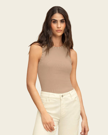 Blusa sin mangas con taches en cuello y sisa#color_084-arena
