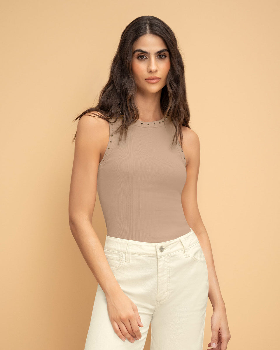 Blusa sin mangas con taches en cuello y sisa