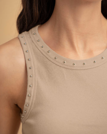Blusa sin mangas con taches en cuello y sisa#color_084-arena