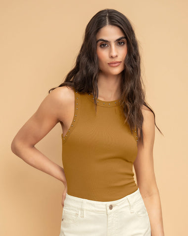 Blusa sin mangas con taches en cuello y sisa#color_847-mostaza