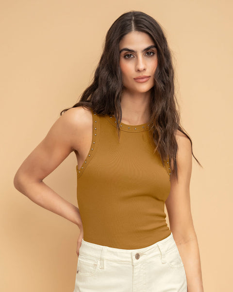 Blusa sin mangas con taches en cuello y sisa#color_847-mostaza