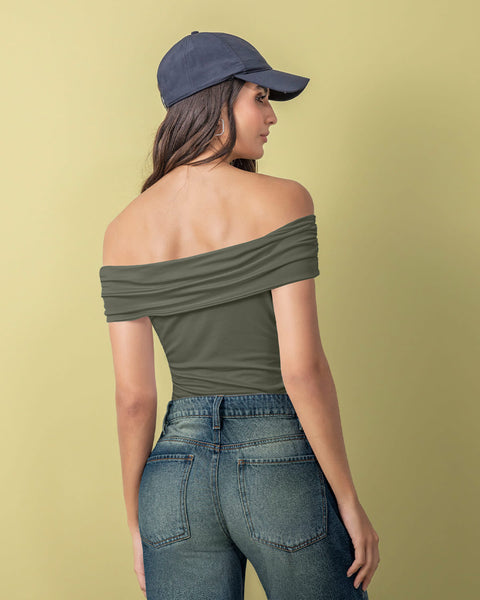 Blusa strapless cuello bandeja con recogido en hombros y cintura#color_198-verde-militar