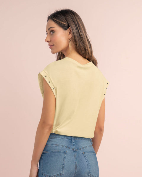 Blusa con taches en cuello y mangas#color_106-amarillo