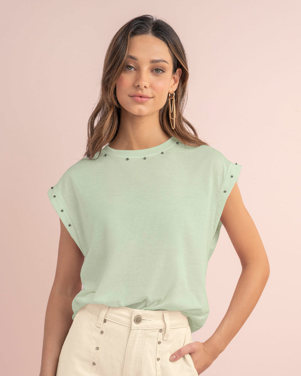 Blusa con taches en cuello y mangas
