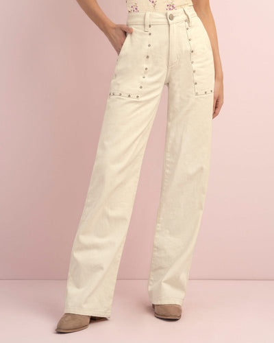 Pantalón ruedo recto con taches decorativos#color_018-marfil
