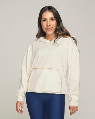 Suéter con bolsillo tipo canguro y gorro#color_018-marfil