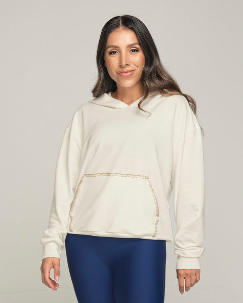 Suéter con bolsillo tipo canguro y gorro#color_018-marfil