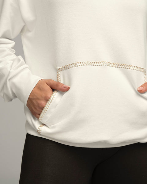 Suéter con bolsillo tipo canguro y gorro#color_018-marfil