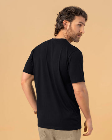Camiseta manga corta con estampado localizado y cuello redondo#color_701-negro