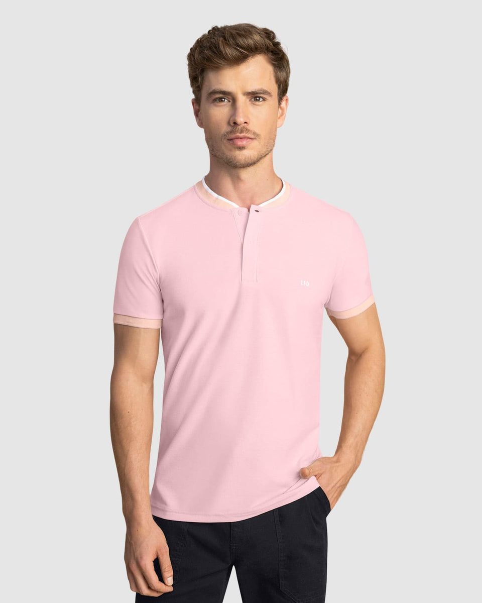 Camiseta con cuello henley y perilla funcional