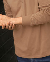 Camiseta manga larga con perilla funcional y cuello tejido#color_835-cafe