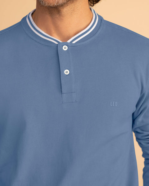 Camiseta manga larga con perilla funcional y logo en frente#color_408-azul-medio-claro