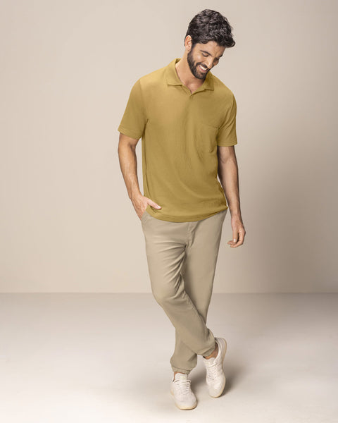 Blusa tipo polo con bolsillo en frente#color_847-mostaza