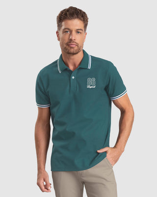 Camiseta tipo polo con detalle en contraste en el cuello#color_c43-verde-jade