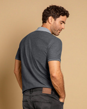 Camiseta tipo polo con bloque de color en frente#color_755-gris-jaspe