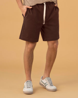 Bermuda con elástico en cintura para hombre#color_c24-cafe-medio