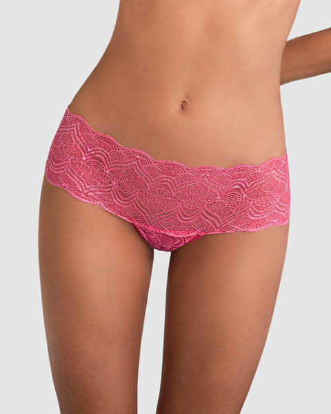 Bloomer estilo cachetero en encaje con transparencias y bordes redondeados#color_397-rosado