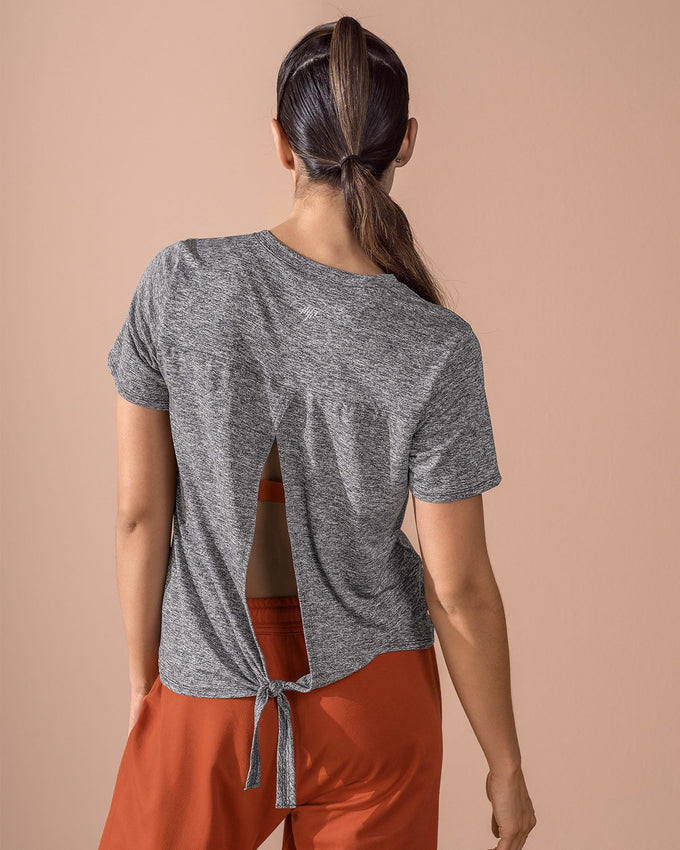 Camiseta deportiva manga corta con abertura en espalda#color_732-gris