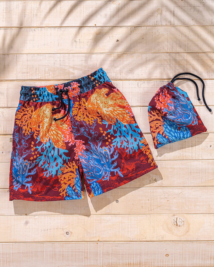 Pantaloneta de baño masculina elaborada con material de pet reciclado#color_382-fondo-vino