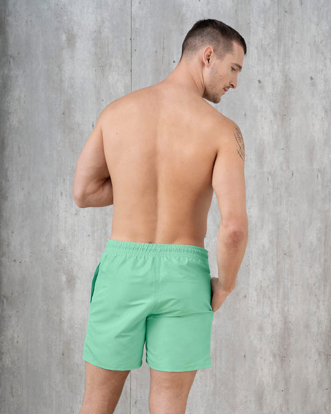 Pantaloneta corta de baño para hombre elaborada con pet reciclado#color_672-verde-claro