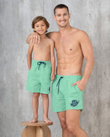 Pantaloneta corta de baño para hombre elaborada con pet reciclado#color_672-verde-claro