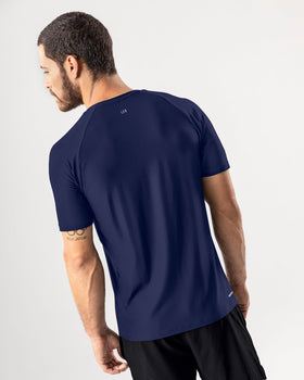 Camiseta deportiva con tela texturizada que permite el paso del aire#color_515-azul