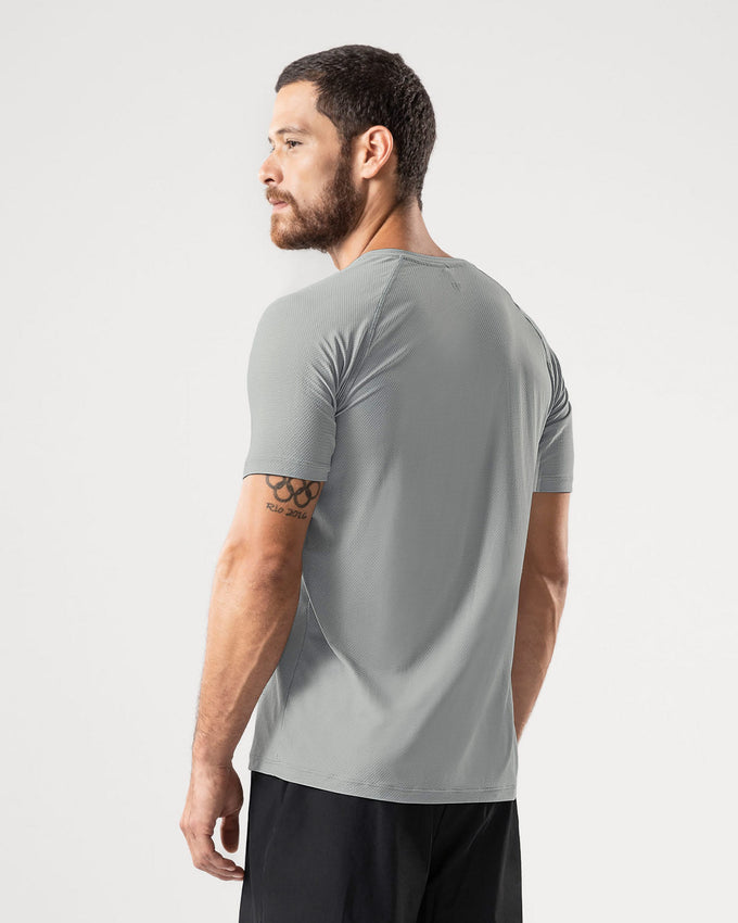 Camiseta deportiva con tela texturizada que permite el paso del aire#color_737-gris
