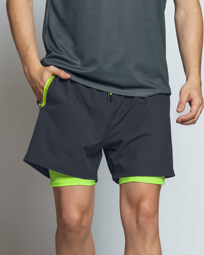 Pantaloneta deportiva con bolsillo lateral con bóxer interno#color_720-gris