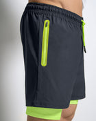 Pantaloneta deportiva con bolsillo lateral con bóxer interno