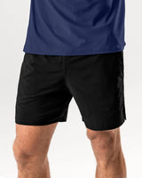 Pantaloneta deportiva con bolsillo trasero y bóxer interno#color_700-negro