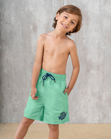 Pantaloneta de baño para niño elaborada con botellas de pet recicladas#color_672-verde-claro