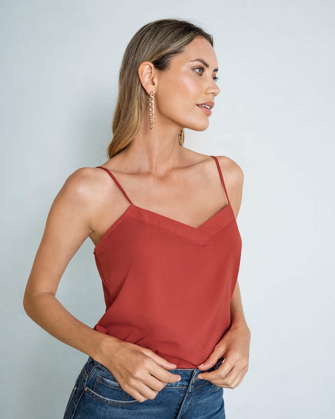 Blusa tiritas cuello en v y escote en espalda#color_279-coral