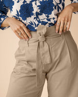 Bermuda corta para mujer con cinturón anudable y bolsillos funcionales frontales#color_084-arena