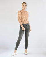 Blusa asimétrica de un solo hombro con moño decorativo#color_304-rosado