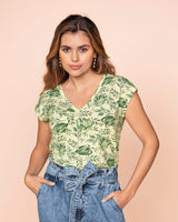 Blusa estampada manga corta con cuello en v#color_064-hojas-verdes
