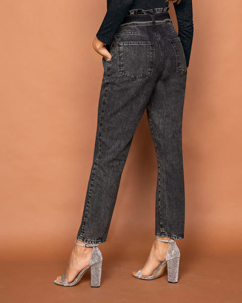 Jean mom fit con cinturón en la misma tela#color_700-negro