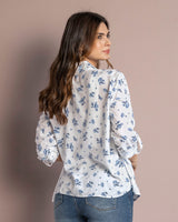 Blusa manga larga con charretera y botón#color_001-flores-azules