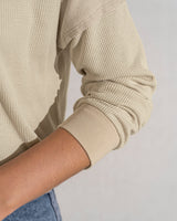 Suéter manga larga con cuello redondo y perilla funcional#color_084-arena