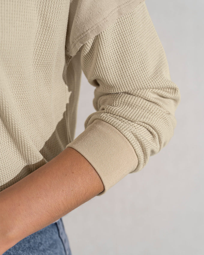 Suéter manga larga con cuello redondo y perilla funcional#color_084-arena