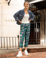Pantalón largo multipropósito estampado con elástico en ruedo#color_145-verde-estampado