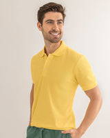 Camisa tipo polo para hombre con bordado en el frente#color_111-amarillo