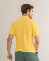 Camisa tipo polo para hombre con bordado en el frente#color_111-amarillo