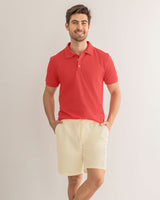 Camisa tipo polo para hombre con bordado en el frente#color_244-coral