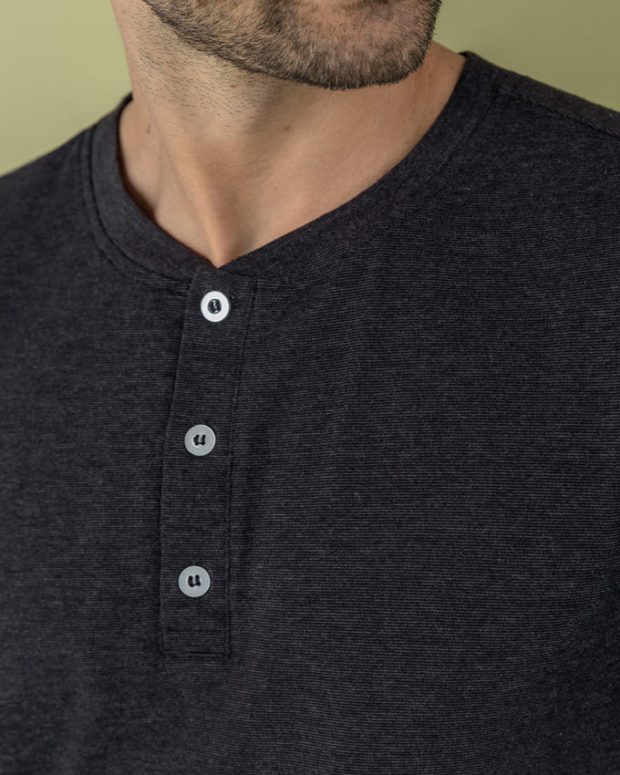 Camisuéter henley con perilla decorativa#color_722-gris-oscuro
